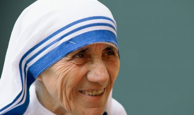 मदर टेरेसा को उनकी 110 वीं जयंती पर ममता बनर्जी ने की श्रद्धांजलि अर्पित