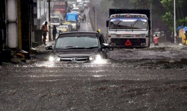 मुंबई में भारी बारिश से हालात खराब, जारी हुआ Alert, आज छुट्टी का ऐलान, BMC ने घर पर रहने की दी सलाह