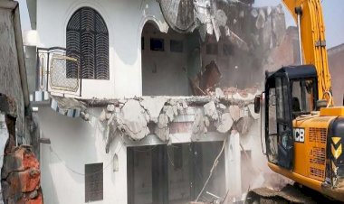 माफियाओं की अब खैर नहीं, योगी सरकार ने मुख्तार व अतीक के बाद इस बड़े माफिया आलीशान घर ढहाया