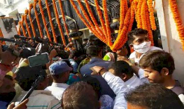 रामविलास की अंतिम यात्रा में समर्थकों की दिखी भारी भीड़, पहली पत्नी का हुआ रो रोकर बुरा हाल