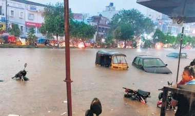 हैदराबाद में बारिश से बुरा हाल, सड़कें हुई जलमग्न, 11 लोगों की हुई मौत, टल गई परीक्षाएं
