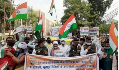 यूपीः पूर्व सैनिकों ने तिरंगा मार्च निकाल कर किया विरोध प्रदर्शन, बोले- सीएम को वापस कर देंगे मेडल