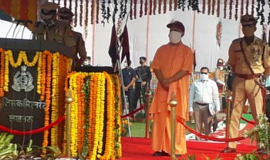 मुख्यमंत्री योगी ने कानपुर शूटआउट में शहीद पुलिसकर्मियों के परिवारों को सम्मानित किया