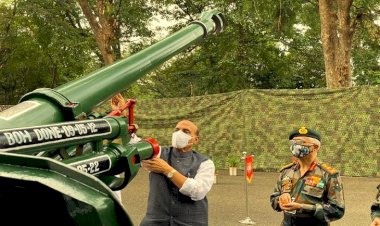 रक्षा मंत्री राजनाथ सिंह दशहरे के मौके पर  शस्त्र पूजा कर बोले, किसी को एक इंच जमीन भी नहीं लेने देंगे