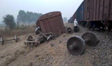कासगंज-कानपुर रेल मार्ग पर मालगाड़ी दुर्घटनाग्रस्त, दूर जाकर पलटीं बोगियां