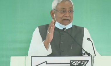 बिहार चुनाव में रैली के दौरान CM नीतिश पर फेंके गए पत्थर-प्याज, सीएम ने रोकने के लिए सुरक्षाकर्मियों को मना