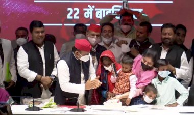 नोटबंदी के समय जन्मे ‘खजांची’ का अखिलेश यादव ने इस अंदाज में मनाया जन्मदिन