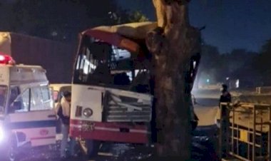 उप्र रोडवेज की बस दिल्ली में पेड़ से टकराई, कम से कम 20 घायल