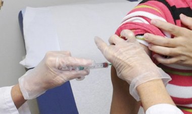 यूपी में कोरोना वैक्सीनेशन के लिए डॉक्टर, नर्स समेत कई लोगों की छुट्टियां रद्द