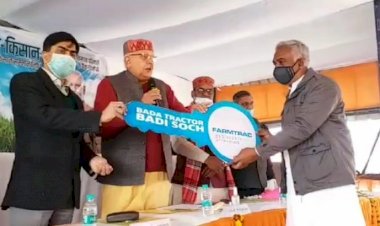 यूपी: कृषि मंत्री ने किसान संवाद कार्यक्रम में किसानों को दिए ट्रैक्टर और सहायता राशि