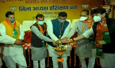 बीजेपी  प्रशिक्षण शिविर में  सिंधिया  को मिली जगह-समर्थकों को बाहर  का रास्ता दिखाया, सिंधिया ने कैबिनेट विस्तार पर दिया बड़ा बयान