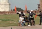 ताजमहल परिसर में हिन्दूवादी नेताओं ने लहराये भगवा झंडे, चार के खिलाफ मामला दर्ज