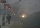 Weather Today: ठंड का प्रकोप जारी, घने कोहरे की वजह से कई ट्रेनें हुई लेट