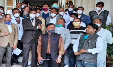 अस्पताल में गुंडागर्दी, इलाज ठप: मरीज की मौत के बाद परिजनों ने मेल नर्स को लात-घूंसों से पीटा, नर्सिंगकर्मियों ने किया कार्य बहिष्कार