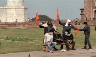 ताजमहल परिसर में हिन्दूवादी नेताओं ने लहराये भगवा झंडे, चार के खिलाफ मामला दर्ज