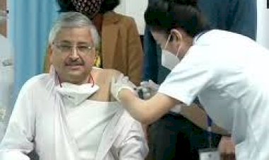 AIIMS डायरेक्टर का Corona Vaccine लगाने के बाद आया पहला रिएक्शन, कहा- कोई साइड इफेक्ट नहीं, काम पर हूं