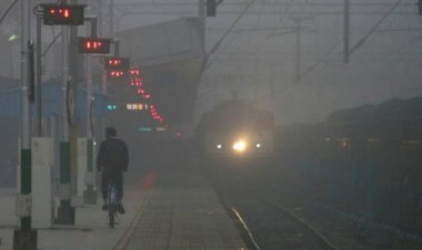 Weather Today: ठंड का प्रकोप जारी, घने कोहरे की वजह से कई ट्रेनें हुई लेट