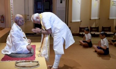 महात्मा गांधी की पुण्यतिथि पर राजघाट पहुंचे राष्ट्रपति व PM मोदी, बापू को किया नमन