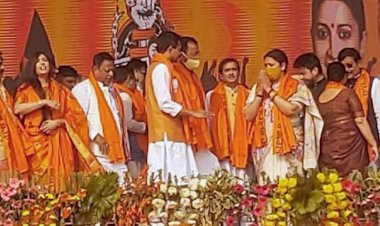 बंगाल में ममता पर बरसीं स्मृति ईरानी, कहा- ममता दीदी को जय श्रीराम से बैर क्यों