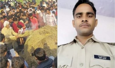 कासगंज हत्याकांड: शहीद देवेंद्र की 3 साल की बेटी ने दी मुखाग्नि, बेसुध हुईं मां-पत्नी