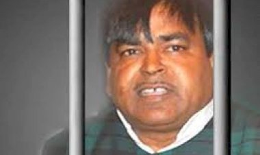 यूपी: रेलवे ट्रैक पर टुकड़ों में मिला पूर्व मंत्री गायत्री प्रजापति के भतीजे का शव
