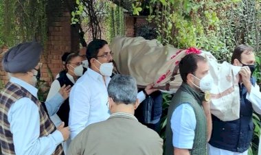 कांग्रेस नेता राहुल गांधी ने अजीज मित्र कैप्टन सतीश शर्मा के पार्थिव शरीर को दिया कंधा, अंतिम यात्रा में पहुंचे