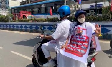 महंगाई के खिलाफ सड़क पर उतरी ममता,  ई-बाइक पर रैली कर गले में लटकाया पोस्टर