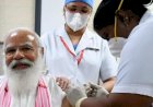 वैक्सीन लगाने से पहले PM ने किया स्टाफ का मूड हल्का, कहा-राजनेताओं की चमड़ी बहुत मोटी होती है मोटी सुई का इस्तेमाल करें