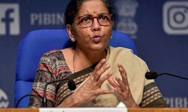 पेट्रोल-डीजल की बेकाबू कीमतों पर पहली बार बोली वित्त मंत्री, कहा- सरकार के सामने 'धर्मसंकट की हालत' है