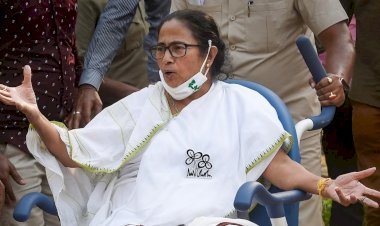 मतदान के दौरान नंदीग्राम में मचा बवाल, बूथ पर ही धरने पर बैठीं ममता, बोलीं- बाहरी नहीं डालने दे रहे वोट