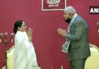 ममता बनर्जी ने ली अकेली शपथ, छोटी बहन बोलकर गवर्नर ने याद दिलाया 'राजधर्म' जानिए ममता ने किया कहा..