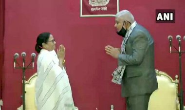 ममता बनर्जी ने ली अकेली शपथ, छोटी बहन बोलकर गवर्नर ने याद दिलाया 'राजधर्म' जानिए ममता ने किया कहा..