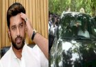 LJP : चाचा पशुपति को मनाने पहुंचे चिराग पासवान, 20 मिनट बाद खुला घर का दरवाजा
