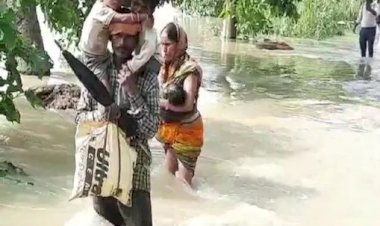 नए भारत की तस्वीर, भारी बारिश के चलते बीमार बच्चे को कंधे पर लेकर 8 KM चले मां-बाप