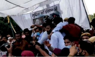 Delhi Rape Case : पीड़ित परिवार से मिलने पहुंचे केजरीवाल का विरोध, भाषण के दौरान मंच से गिरे