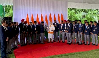 Tokyo Olympics 2021 के खिलाड़ियों संग PM Modi की पार्टी, नीरज चोपड़ा को खिलाया चूरमा