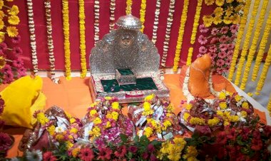 Ayodhya :492 वर्षों के लंबे इंतजार के बाद 21 किलो चांदी के झूले पर विराजमान हुए रामलला, भक्तों की भारी भीड़