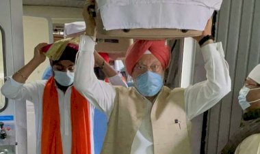 78 यात्रियों को लेकर एयर इंडिया की फ्लाइट पहुंची दिल्ली, गुरुग्रंथ साहिब की प्रतियां भी लाई गईं