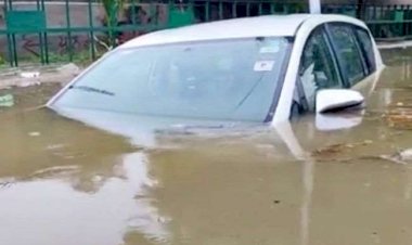 बेंगलुरु में हालत खराब, भारी बारिश के कारण पानी में डूबे कई इलाके, घरों के अंदर घुसा पानी
