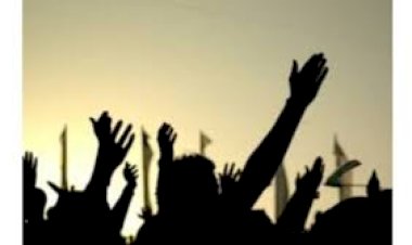 सड़क नहीं बनी तो जोर-जोर से हंसने लगे लोग, आते जाते देख सब हुए हैरान