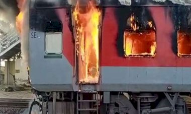 दुर्ग सुपरफास्ट एक्सप्रेस के चार एसी कोच में आग, हेतमपुर स्टेशन पर रोका