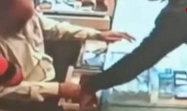 'मंत्र' जपते जपते दुकानदार के आंखों के सामने उड़ा ले गया लाखों की ज्वेलरी, CCTV में कैद हुई घटना