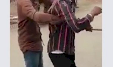 दो युवकों की बेहरमी से पटाई करते रहे कुछ लड़के, तमाशीबन बने वीडियो बनाते रहे लोग