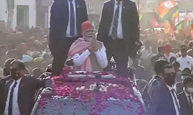 प्रधानमंत्री नरेन्द्र मोदी का रोड शो मलदहिया से रवाना, फूलों से हुआ स्वागत