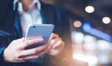 दफ्तर में निजी काम के लिए मोबाइल इस्तेमाल करने पर जा सकती है नौकरी, HC ने दिया ये अहम फैसला