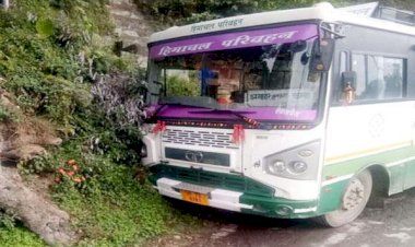 हिमाचल: पंडोह डैम के पास पहाड़ से टकराई HRTC की बस, एक की मौत की आशंका, 25-30 लोग घायल