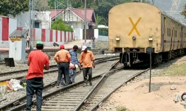 काठगोदाम स्टेशन पर शंटिंग के दौरान बाघ एक्सप्रेस का डिब्बा पटरी से उतरा, देखें तस्वीरें